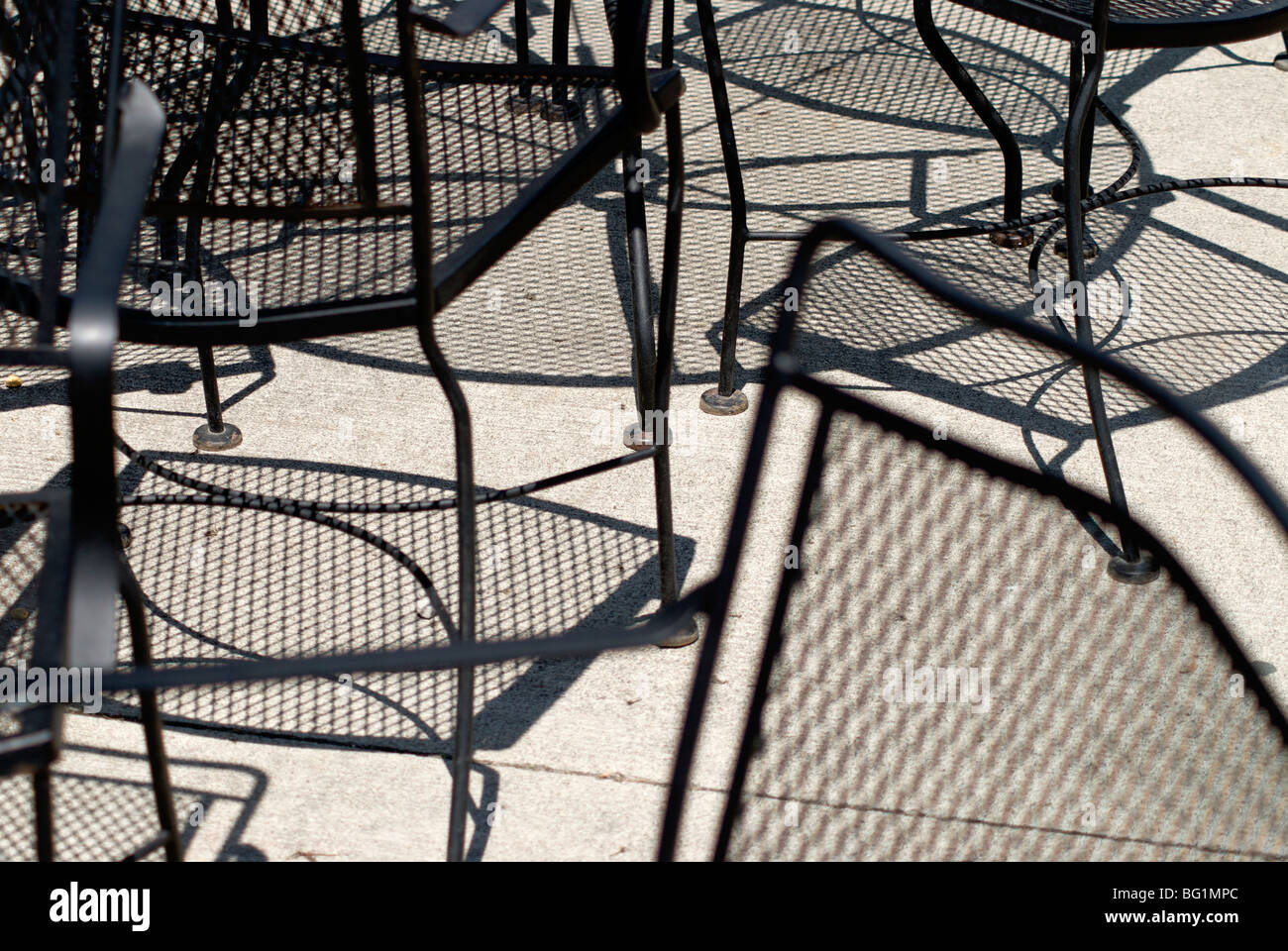 Ombre di ferro battuto sedie nere di Lakeside Ohio summer resort Foto Stock