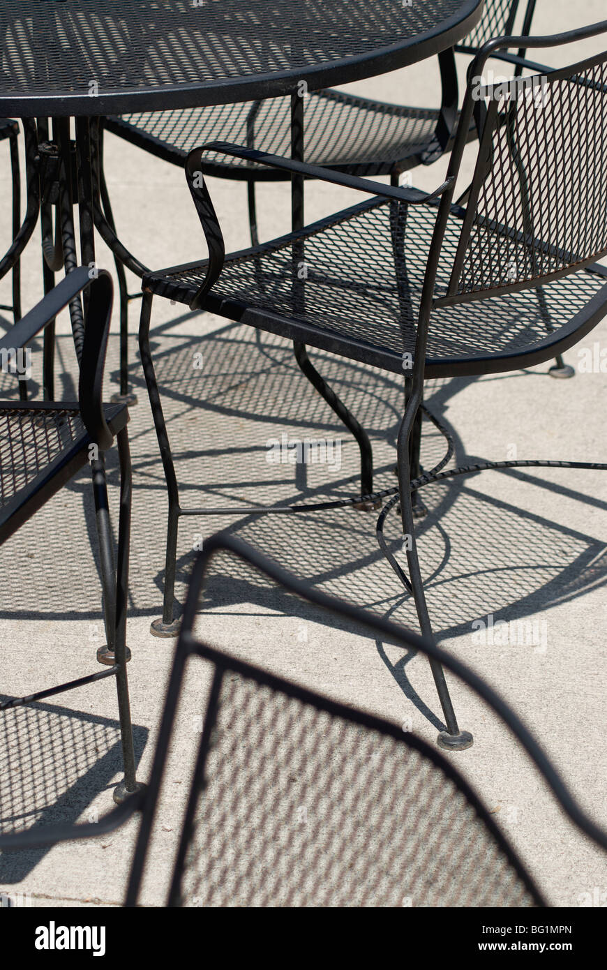 Ombre di ferro battuto sedie nere di Lakeside Ohio summer resort Foto Stock