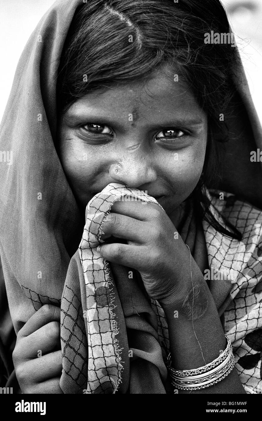 Povero indiano street ragazza ritratto. In bianco e nero. Foto Stock