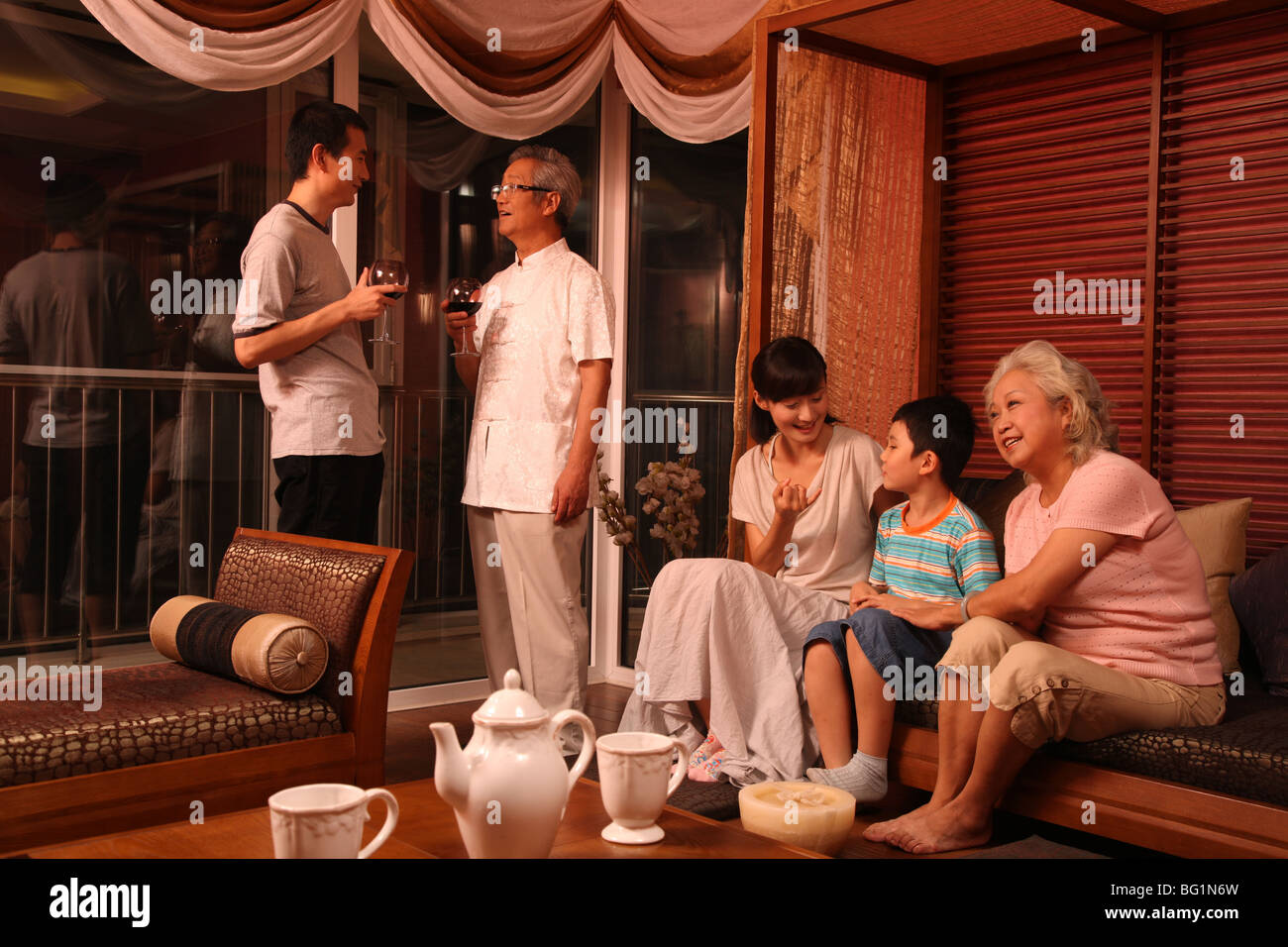 Multi-famiglia di generazione in chat a casa Foto Stock