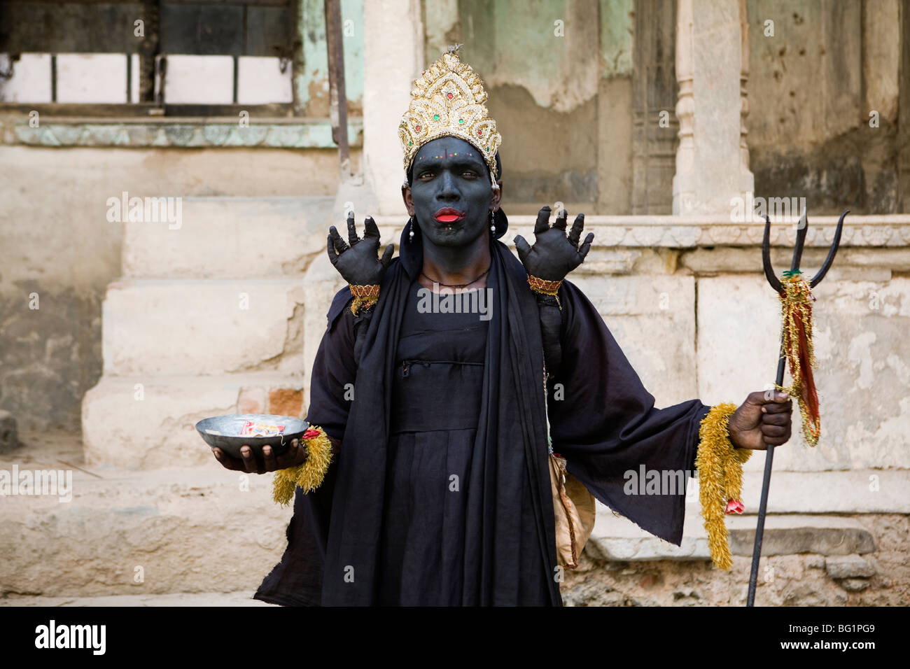 Un uomo vestito come dea Indù Kali nel centro di Mandawa, Rajasthan, India. Foto Stock