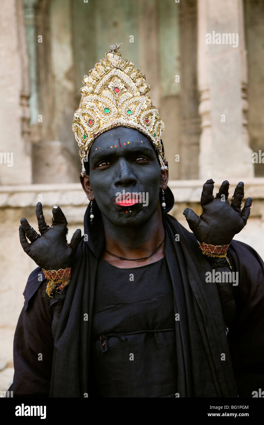 Un uomo vestito come dea Indù Kali nel centro di Mandawa, Rajasthan, India. Foto Stock