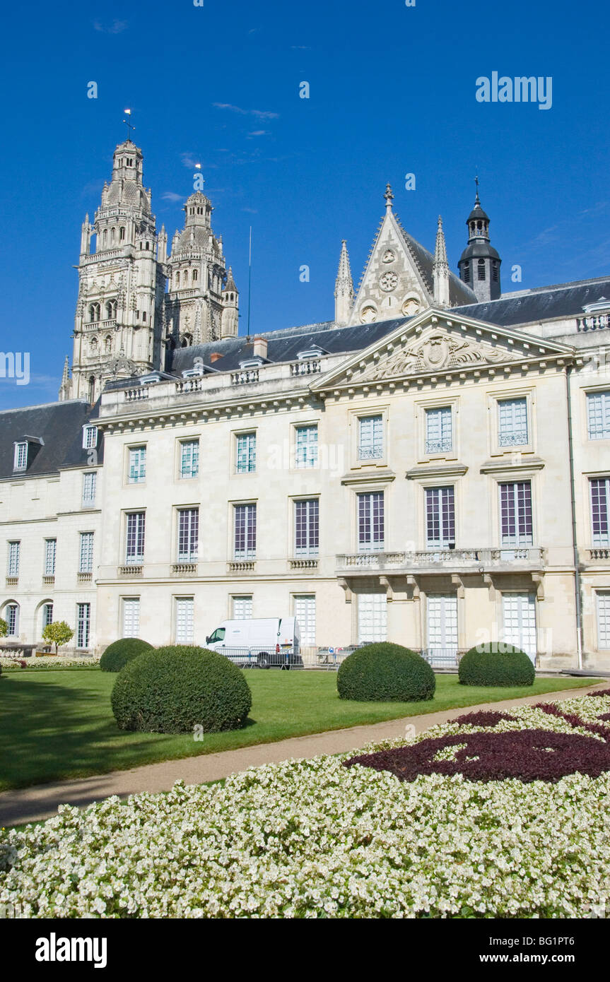 Il Musee des Beaux Arts e le torri della Cattedrale di St-Gatien oltre, Tours, Indre-et-Loire, Valle della Loira, Centro, Francia Foto Stock