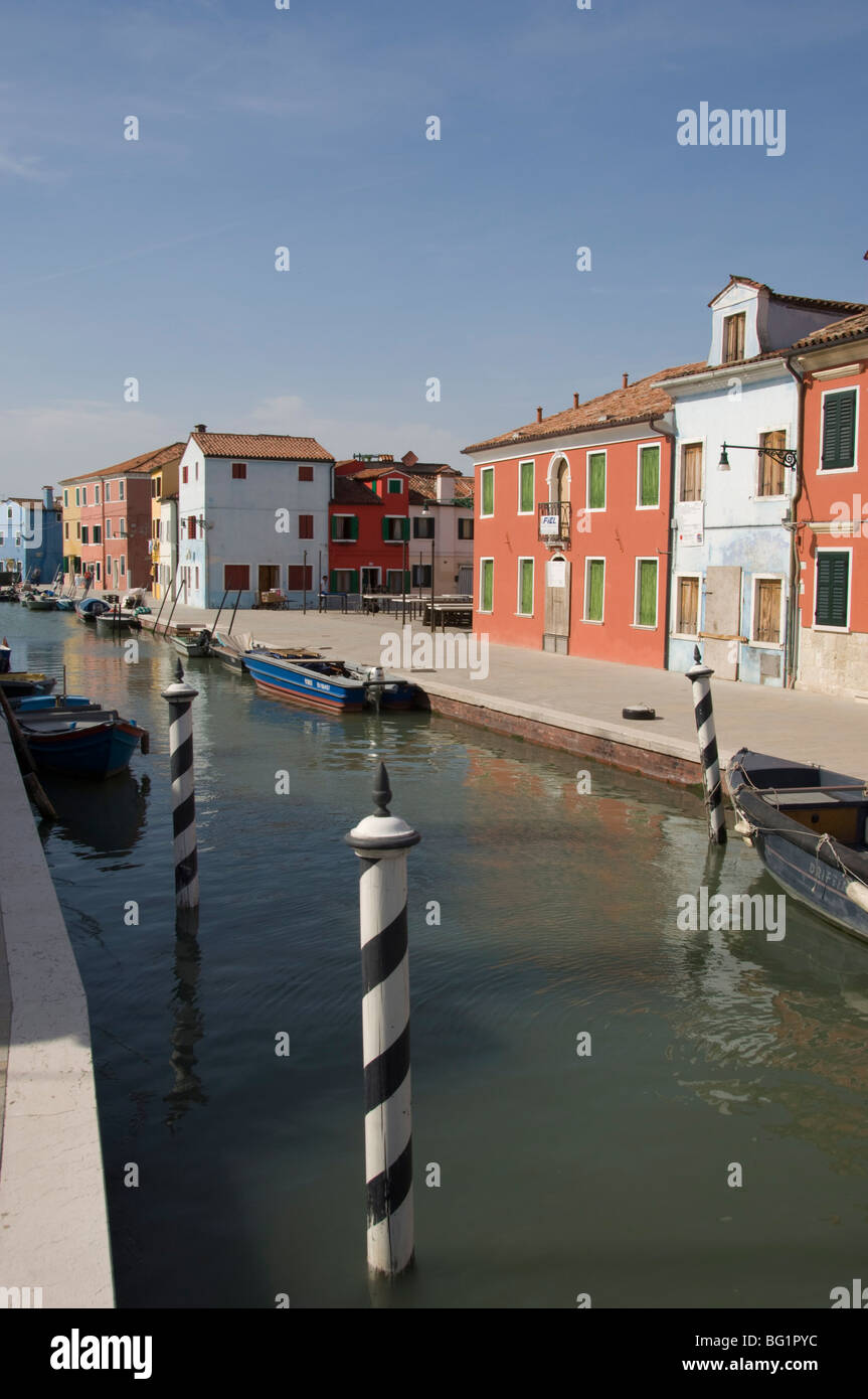 Un canale con le case dai colori pastello, Burano, laguna veneziana, Venezia, Veneto, Italia, Europa Foto Stock