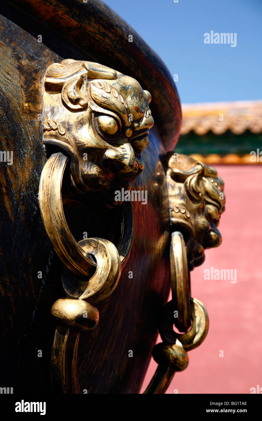 Maniglia di Lion su un urna di bronzo alla Città Proibita di Pechino, Cina, Asia Foto Stock
