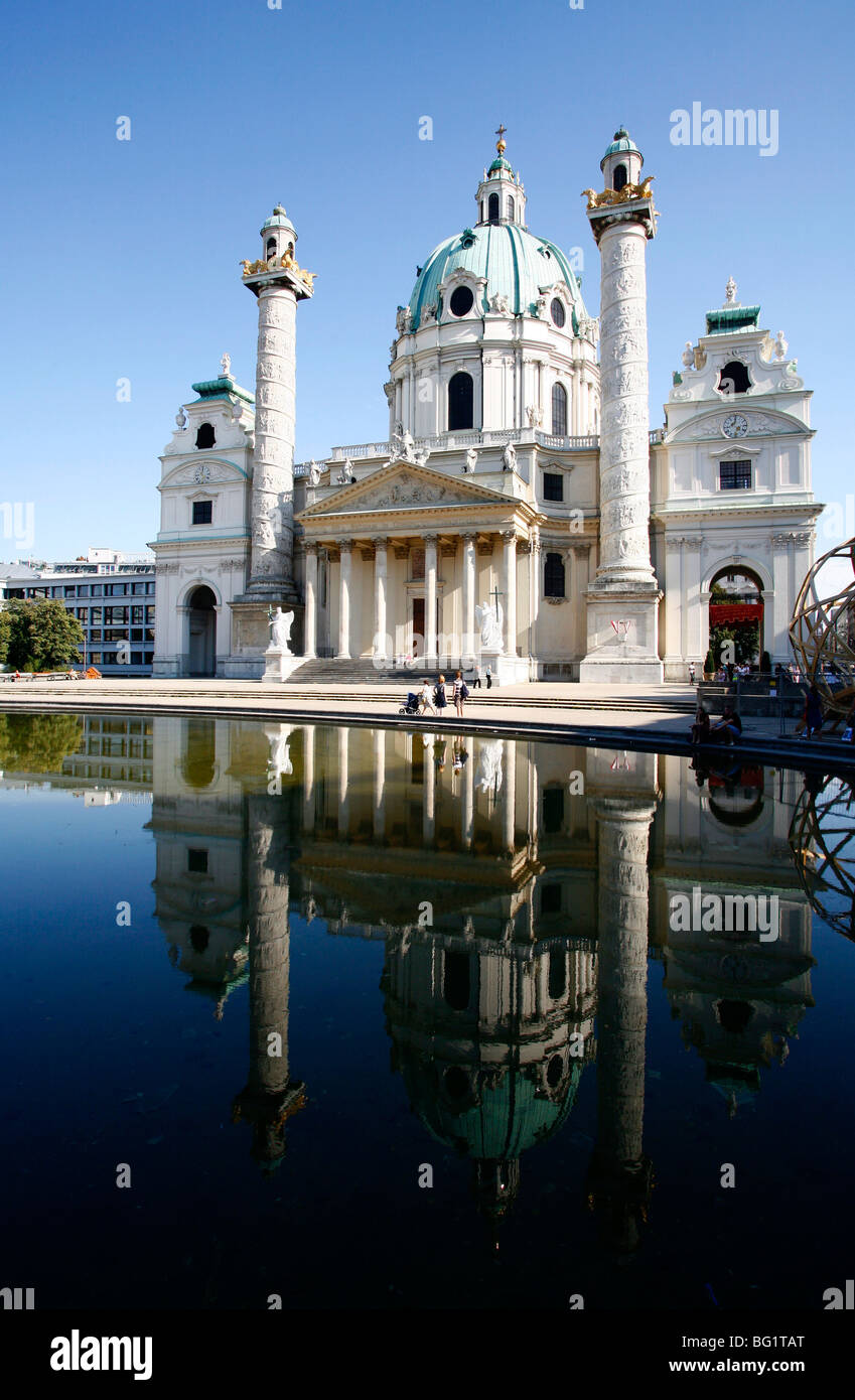 Karlskirche (St. Carlo Borromeo chiesa) da Fischer von Erlach in Karlsplatz, Vienna, Austria, Europa Foto Stock