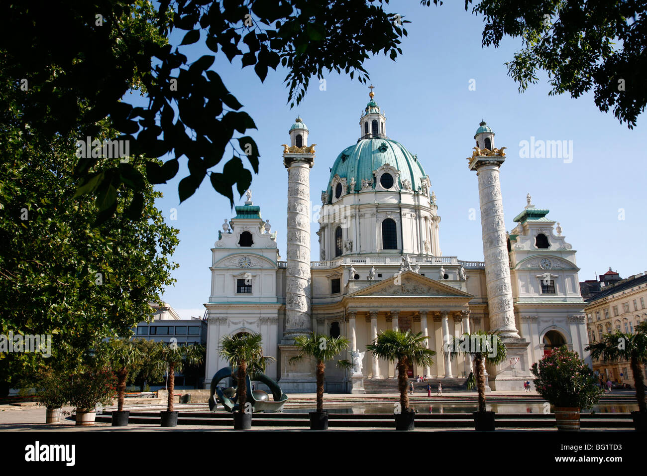 Karlskirche (St. Carlo Borromeo chiesa) da Fischer von Erlach in Karlsplatz, Vienna, Austria, Europa Foto Stock