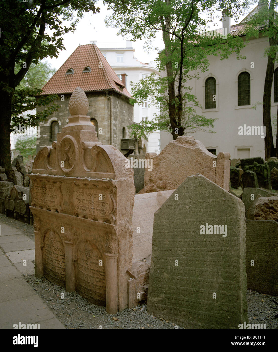 Viaggi nel mondo. La Tomba di Rabbi bassa nel vecchio cimitero ebraico di Josefov nella città antica di Praga nella Repubblica Ceca in Europa Orientale. Storia e cultura Foto Stock
