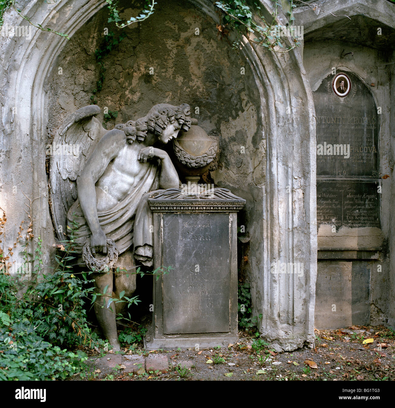 Viaggi nel mondo. Olsany cimitero Olsankse a Praga nella Repubblica Ceca in Est Europa. Cultura Arte Wanderlust Storia Foto Stock