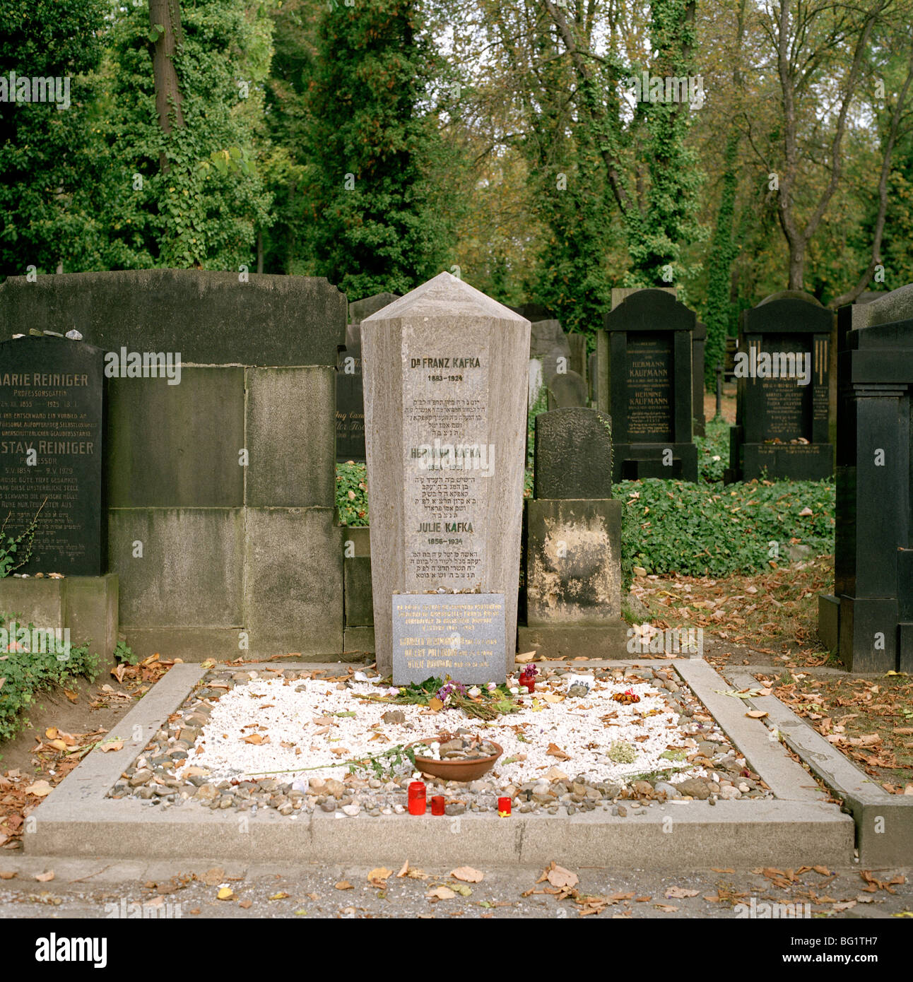 Viaggi nel mondo. Franz Kafka grave nel nuovo cimitero ebraico nella città antica di Praga nella Repubblica Ceca in Europa Orientale. Storia e cultura Wanderlust Foto Stock