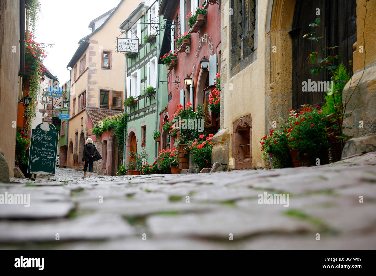 Scena di strada, Riquewihr, Alsazia, Francia, Europa Foto Stock