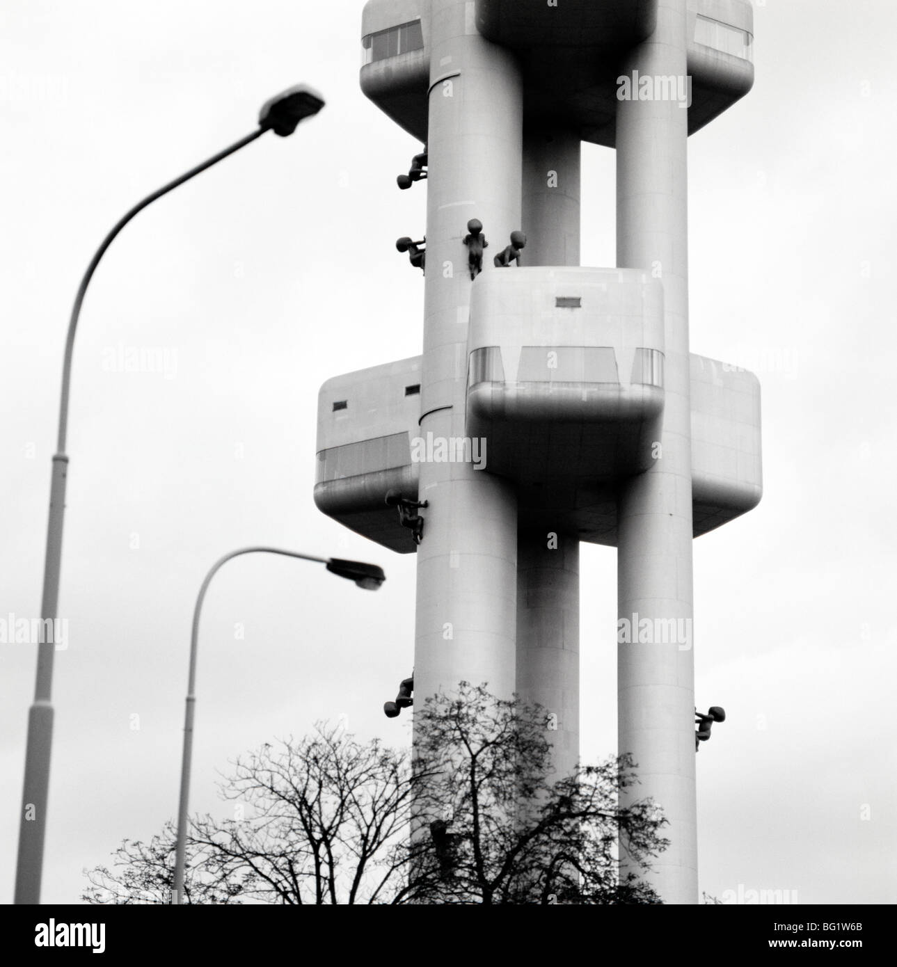 Viaggi nel mondo. David Cerny arte Torre di installazione neonati sul Zizkov TV Tower in Zizkov a Praga in Repubblica Ceca in Europa Orientale. Cultura Arte Foto Stock