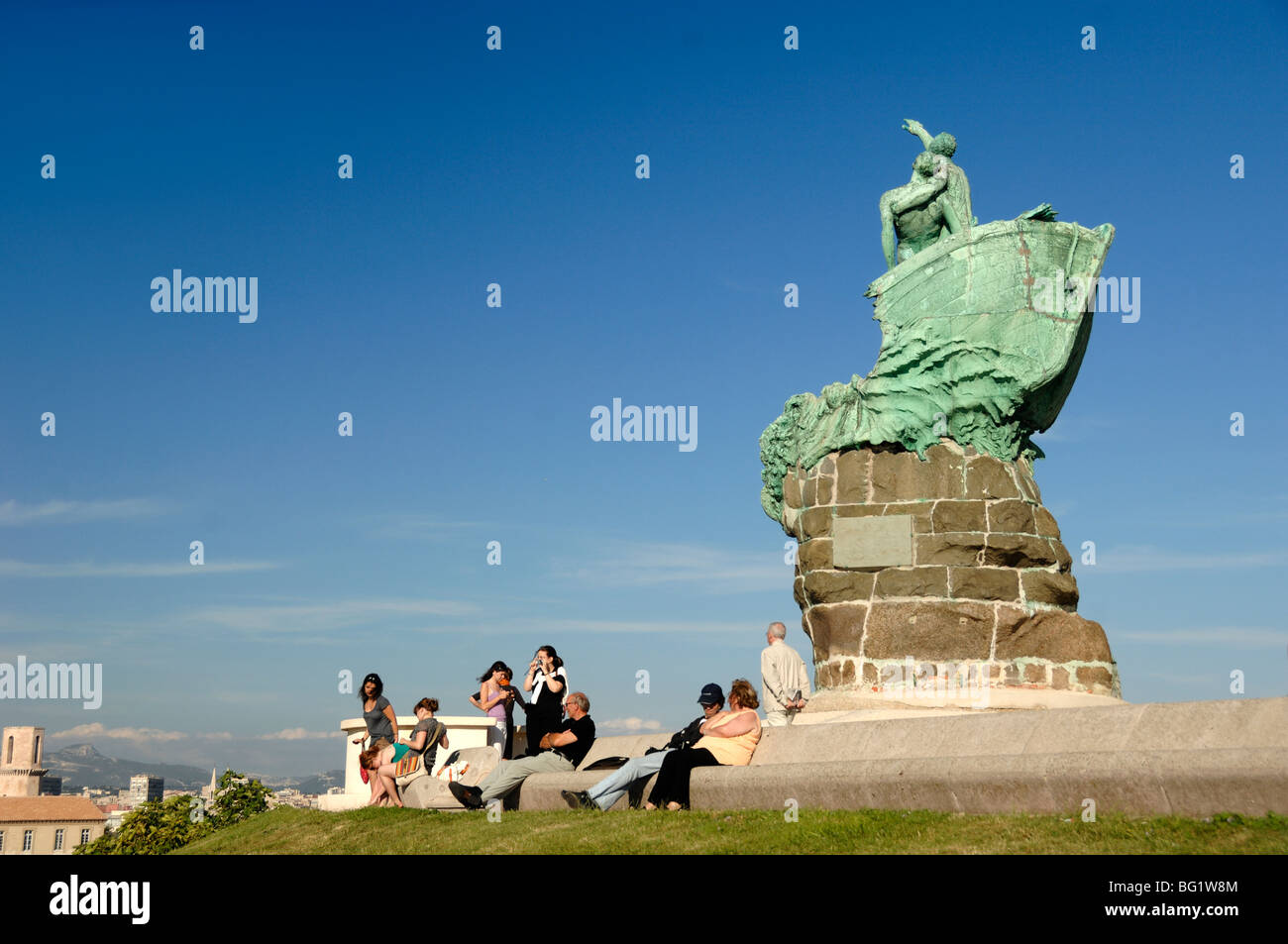 Turisti di fronte al monumento marinai nel parco del Palais du Pharo, o Parc du Pharo Park, Bow o prua di nave, Marsiglia, Provenza, Francia Foto Stock