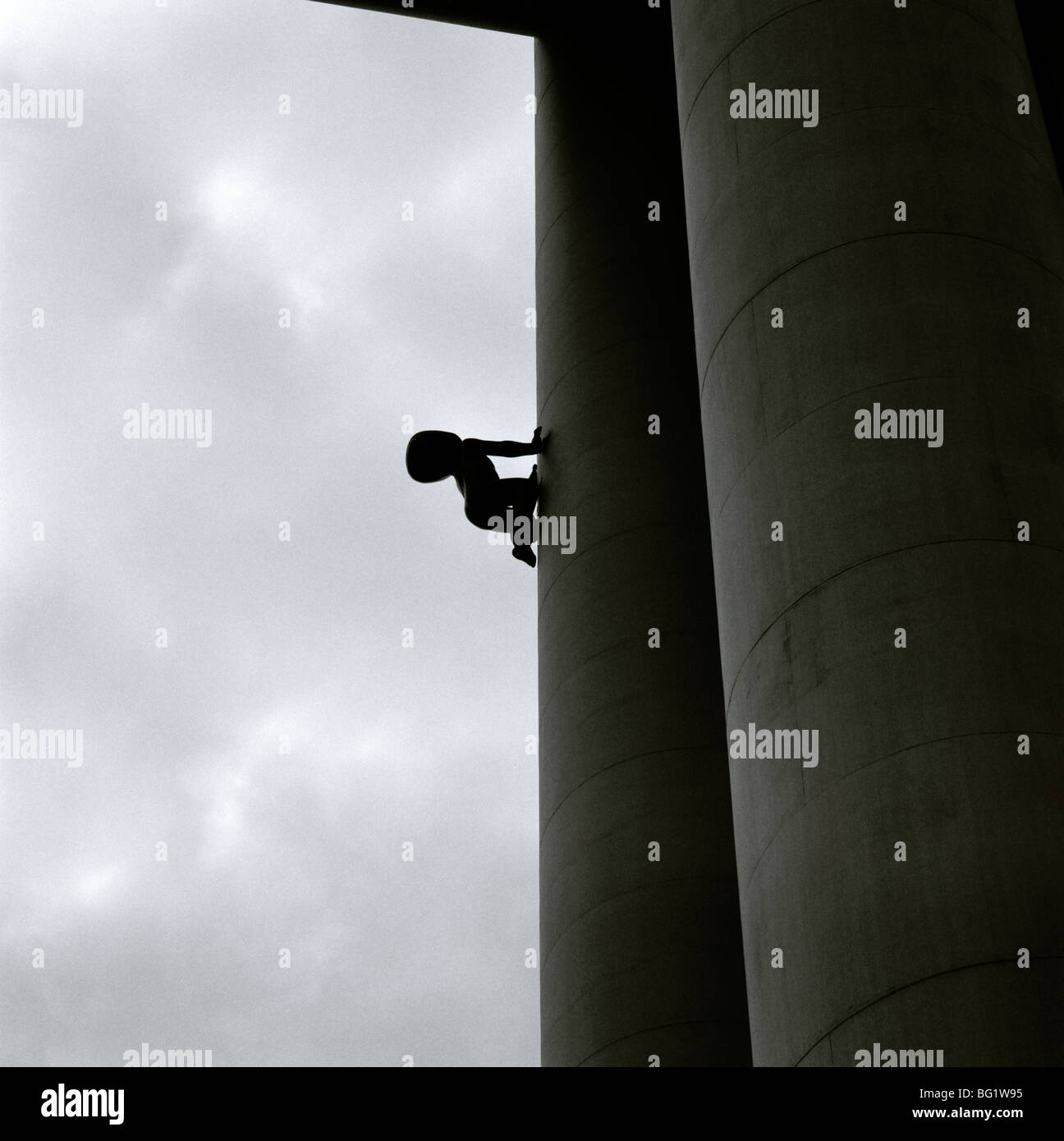 Viaggi nel mondo. David Cerny arte Torre di installazione neonati sul Zizkov TV Tower in Zizkov a Praga in Repubblica Ceca in Europa Orientale. Cultura Foto Stock
