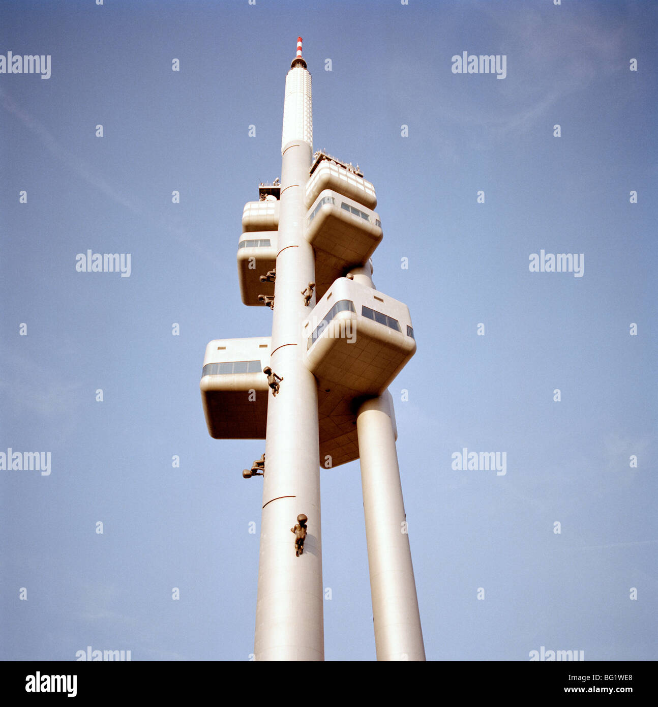 Viaggi nel mondo. David Cerny Tower neonati arte concettuale installazione su Zizkov TV Tower in Zizkov a Praga nella Repubblica Ceca in Europa Orientale. Foto Stock