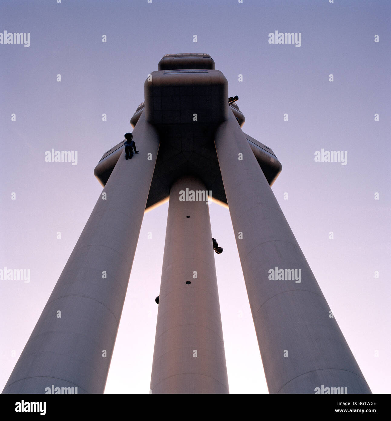 Viaggi nel mondo. David Cerny Tower neonati arte concettuale installazione su Zizkov TV Tower in Zizkov a Praga nella Repubblica Ceca in Europa Orientale. Foto Stock