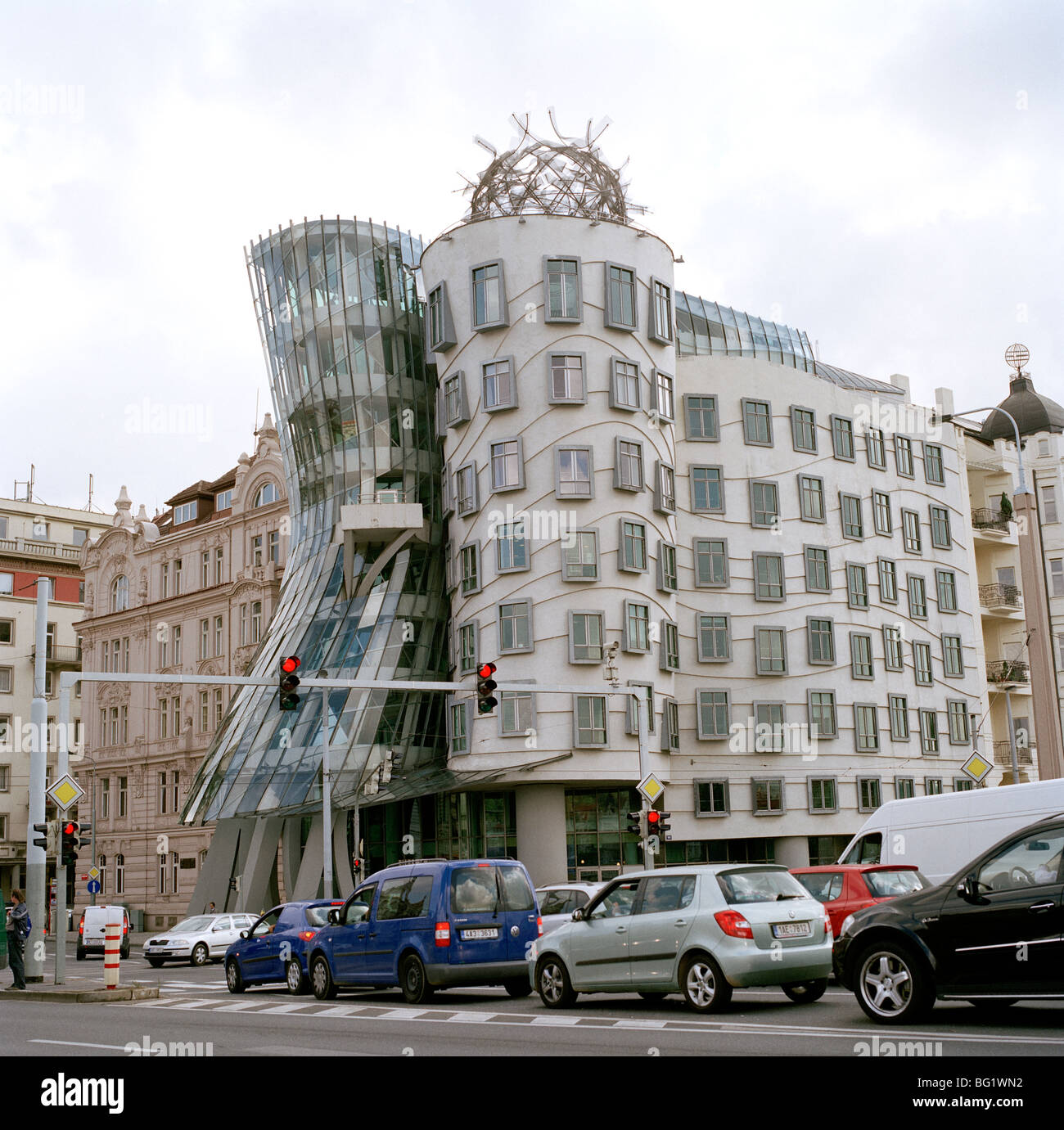 Viaggi nel mondo. Il Frank Gehry la Casa Danzante o Fred and Ginger edificio di Nove Mesto a Praga nella Repubblica Ceca in Europa Orientale. Cultura Foto Stock