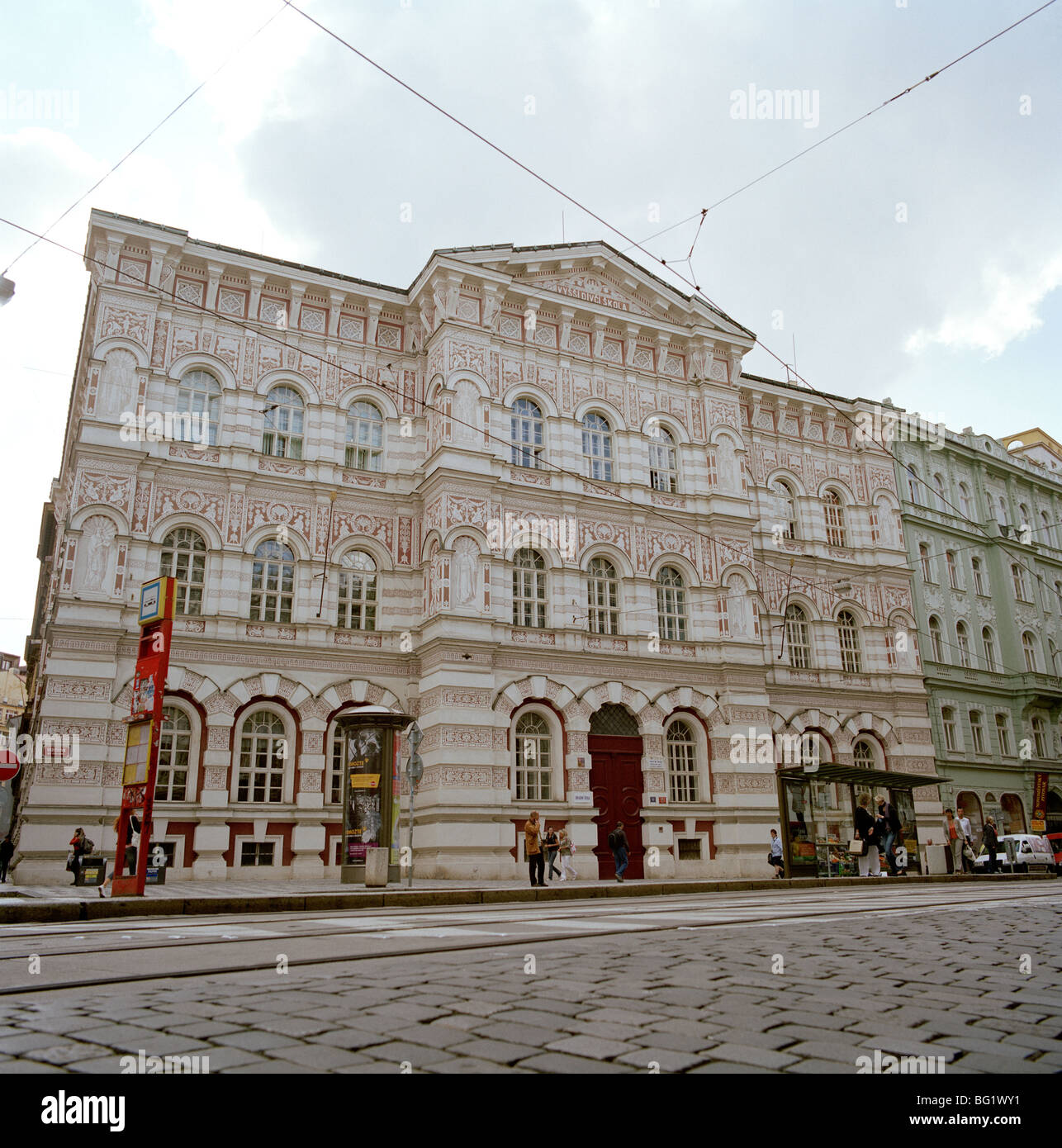 Viaggi nel mondo. Zakladni Skola nella città antica di Praga nella Repubblica Ceca in Europa Orientale. Storia e cultura viaggiatore Wanderlust Foto Stock