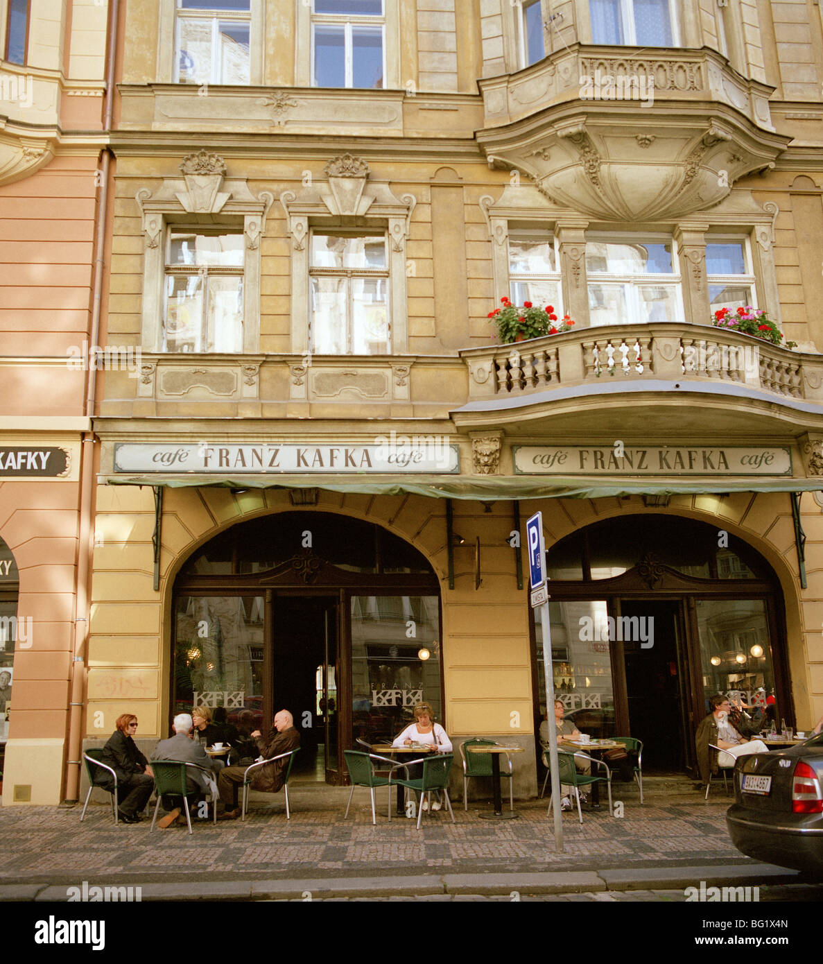 Viaggi nel mondo. Il Franz Kafka Cafe a Josefov nella città antica di Praga nella Repubblica Ceca in Europa Orientale. Storia e cultura viaggiatore Wanderlust Foto Stock