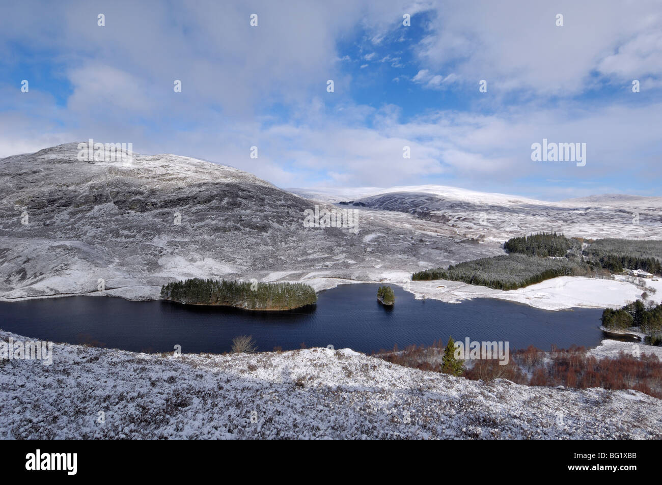 Loch Gynack e highlands in inverno, da Creag Bheag, vicino a Kingussie, Highlands, Scotland, Regno Unito, Europa Foto Stock