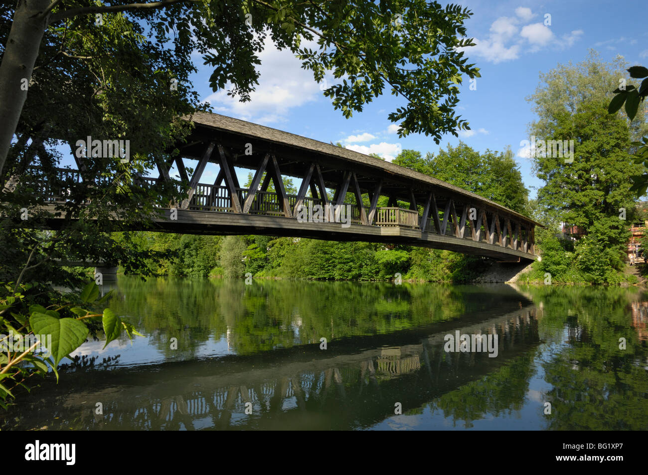 Ponte di legno a Wolfrathausen, nei pressi di Monaco di Baviera, Germania, Europa Foto Stock