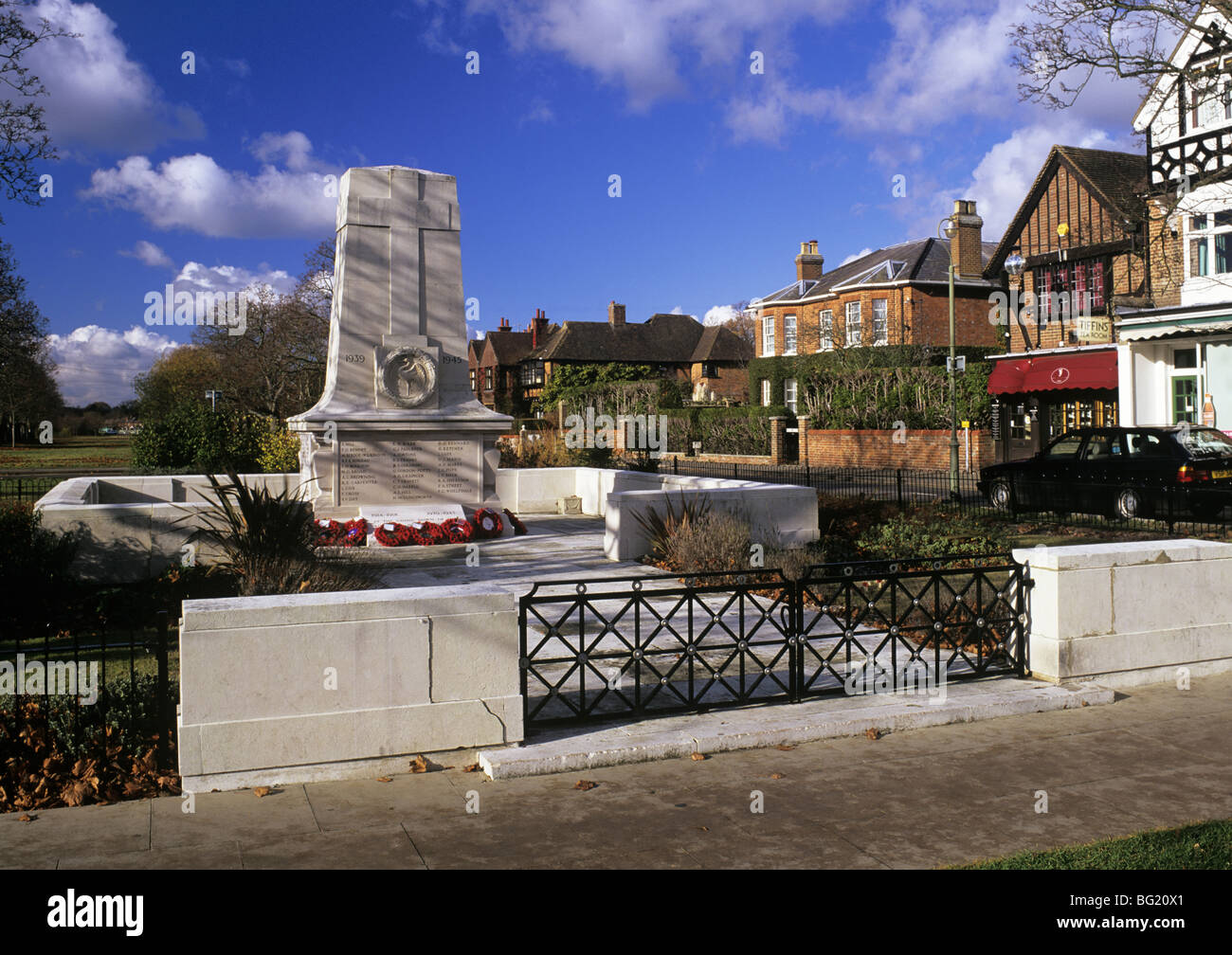 Cranleigh Surrey in Inghilterra UK Novembre Memoriale di guerra con semi di papavero ghirlande in High Street dopo il Giorno del Ricordo Foto Stock