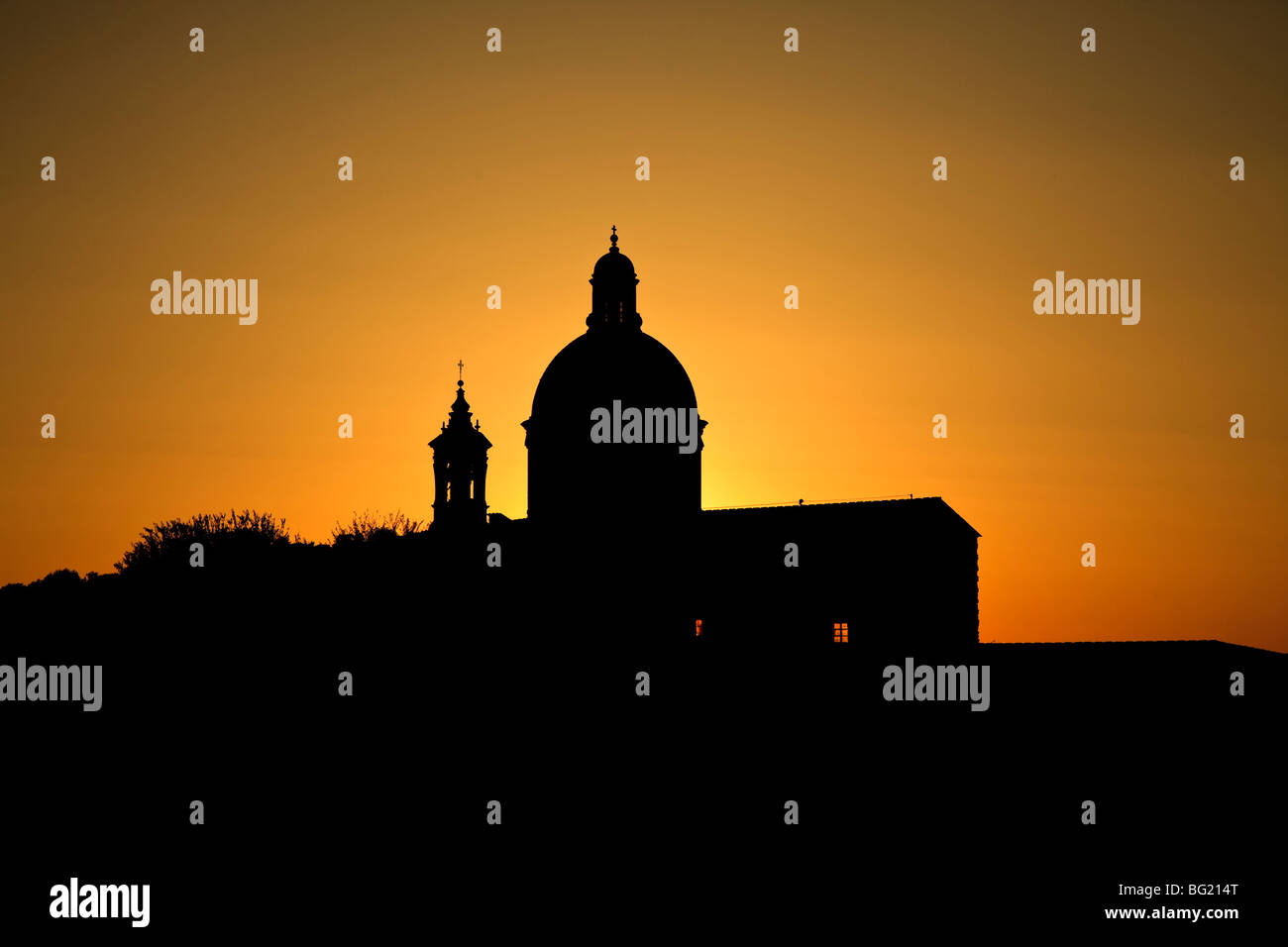 Silhouette della chiesa di San Frediano contro un tramonto in Firenze, Toscana, Italia. Foto Stock