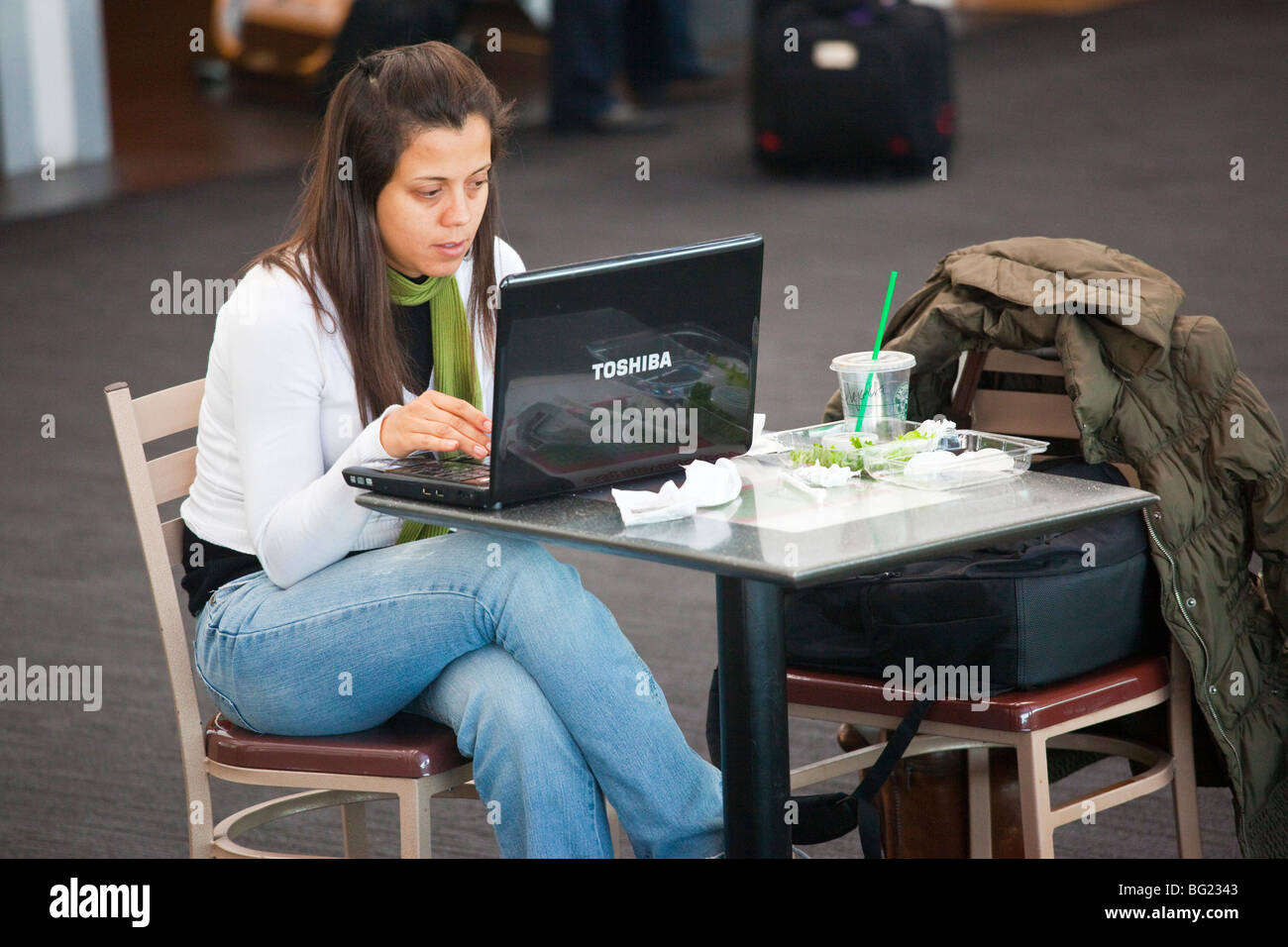 Viaggiatore messicano accesso internet wifi all'interno di Benito Juarez Aeroporto Internazionale di Città del Messico Foto Stock