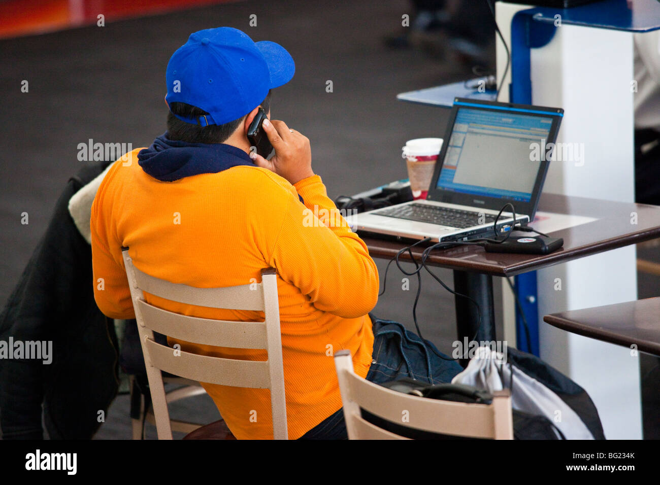 Viaggiatore messicano accesso internet wifi all'interno di Benito Juarez Aeroporto Internazionale di Città del Messico Foto Stock