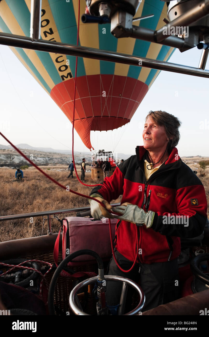 Volo in mongolfiera ad aria calda preparazione in Cappadocia, Turchia con Kapadokya palloncini Foto Stock