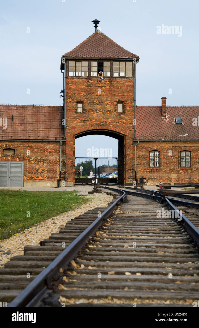 Linee ferroviarie che conducono all'interno dall'ingresso principale di Birkenau (Auschwitz II - Birkenau) nazista di morte nel campo di Oswiecim, Polonia. Foto Stock