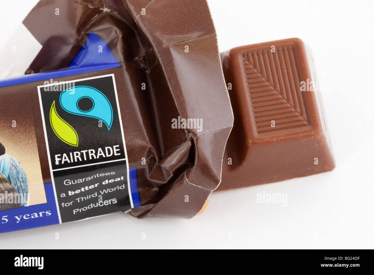 Close-up di una barretta di cioccolato Fairtrade non confezionato in involucro aperto con il commercio equo e solidale logo. Inghilterra Regno Unito Gran Bretagna Foto Stock