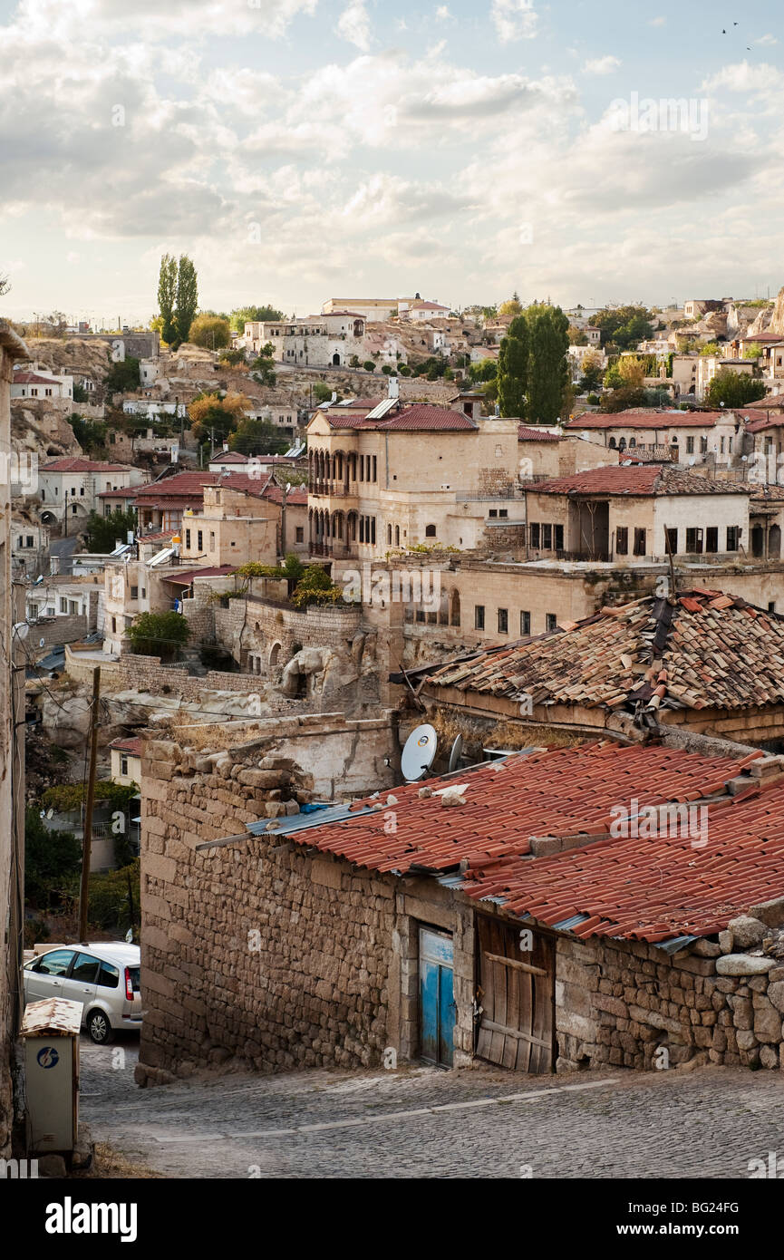 Hillside street a Urgup, Cappadocia nella provincia di Nevsehir, Turchia Foto Stock