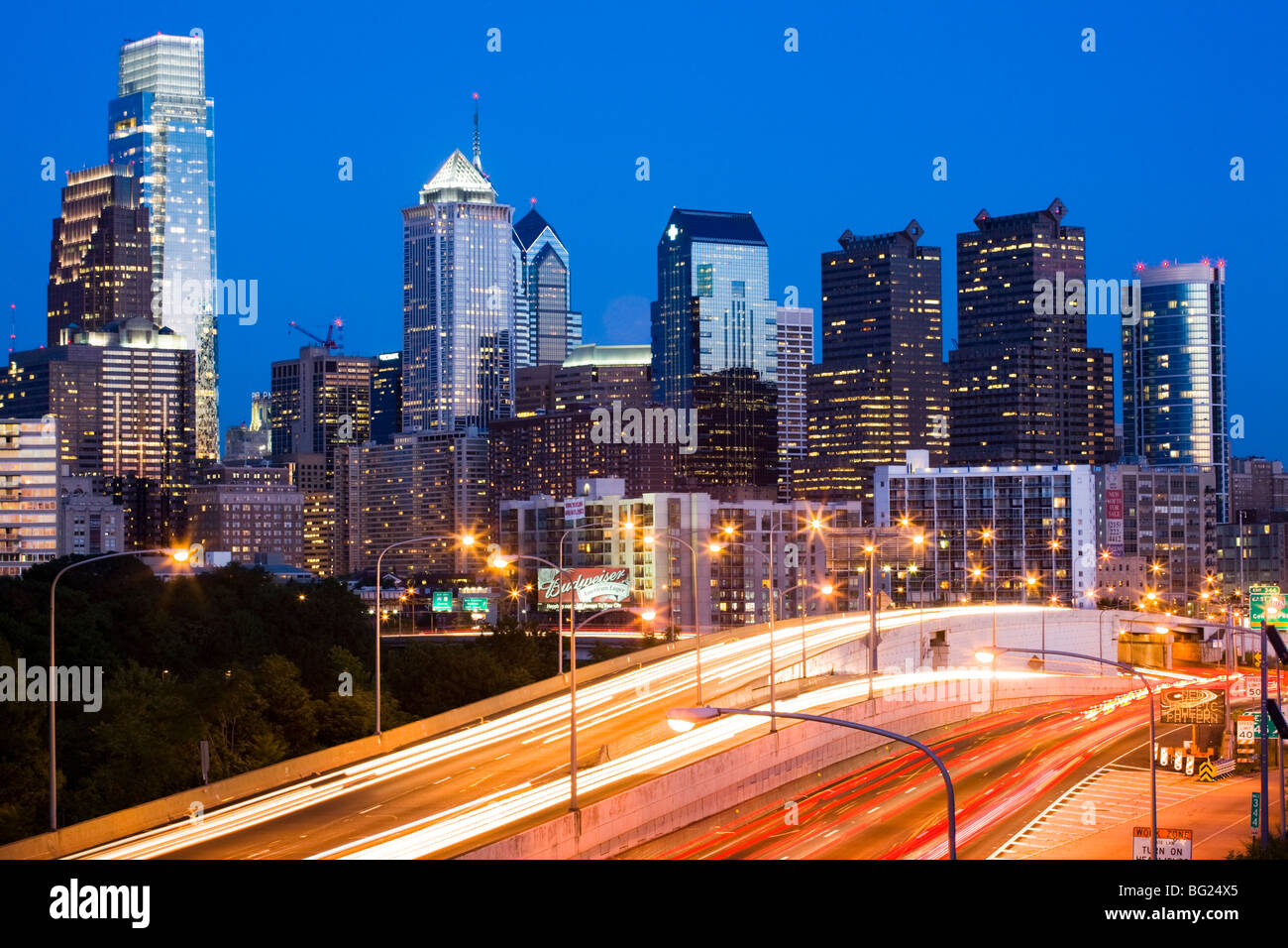 Crepuscolo skyline di Philadelphia, Pennsylvania Foto Stock