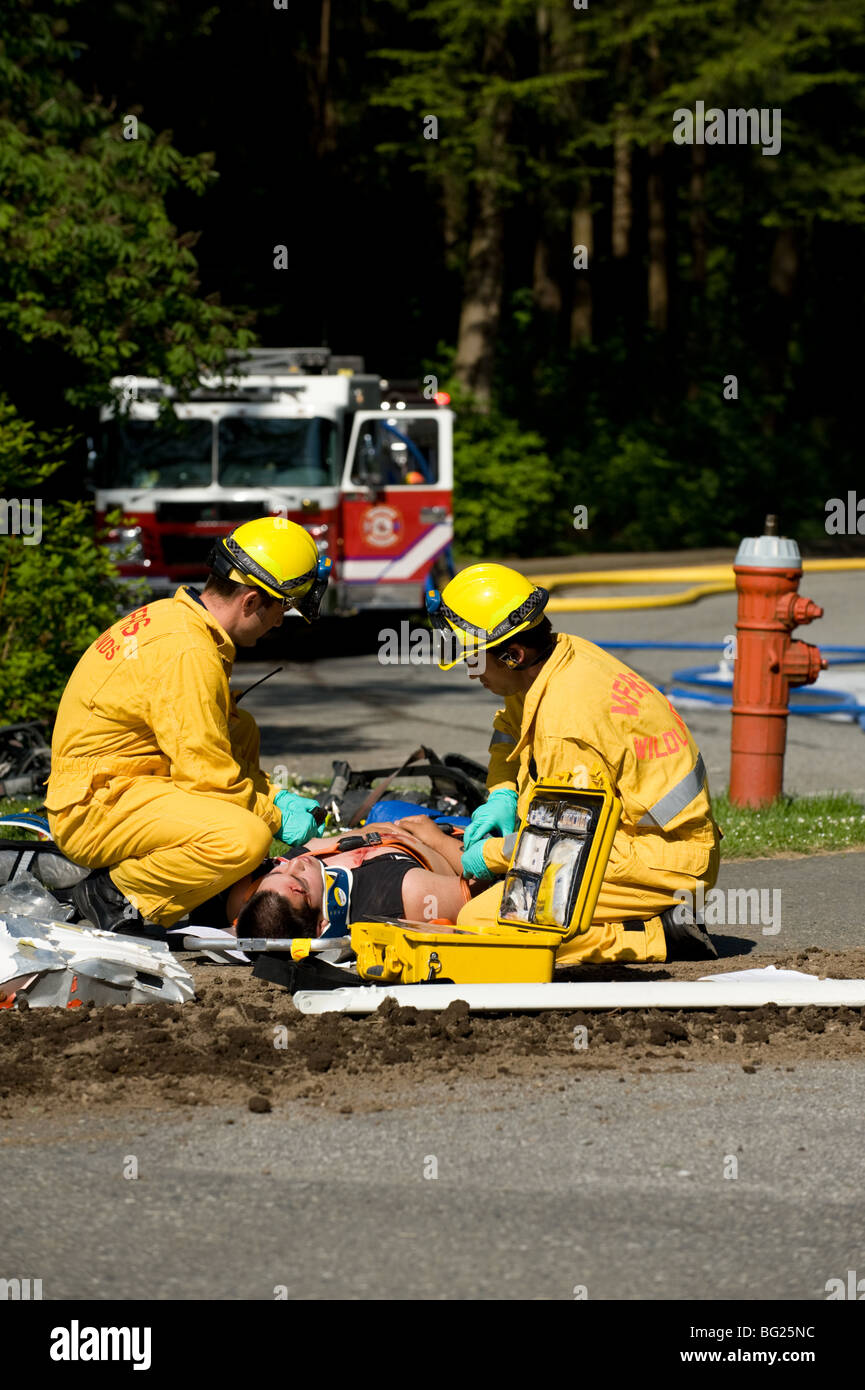 I vigili del fuoco e i medici di formazione di salvataggio Foto Stock