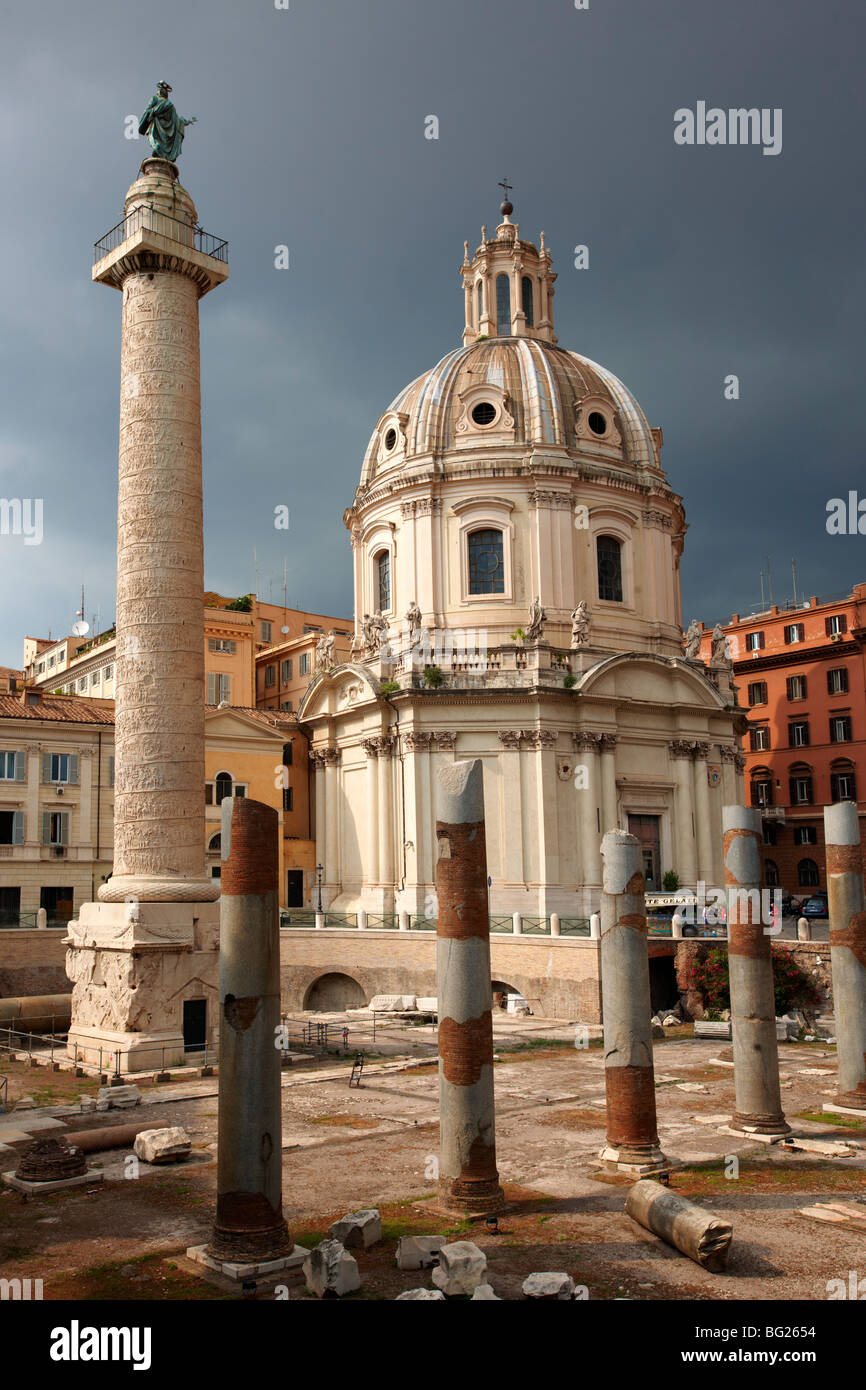 Colonne di imperatori il Foro di Traiano e Trajans colonna . Roma Foto Stock