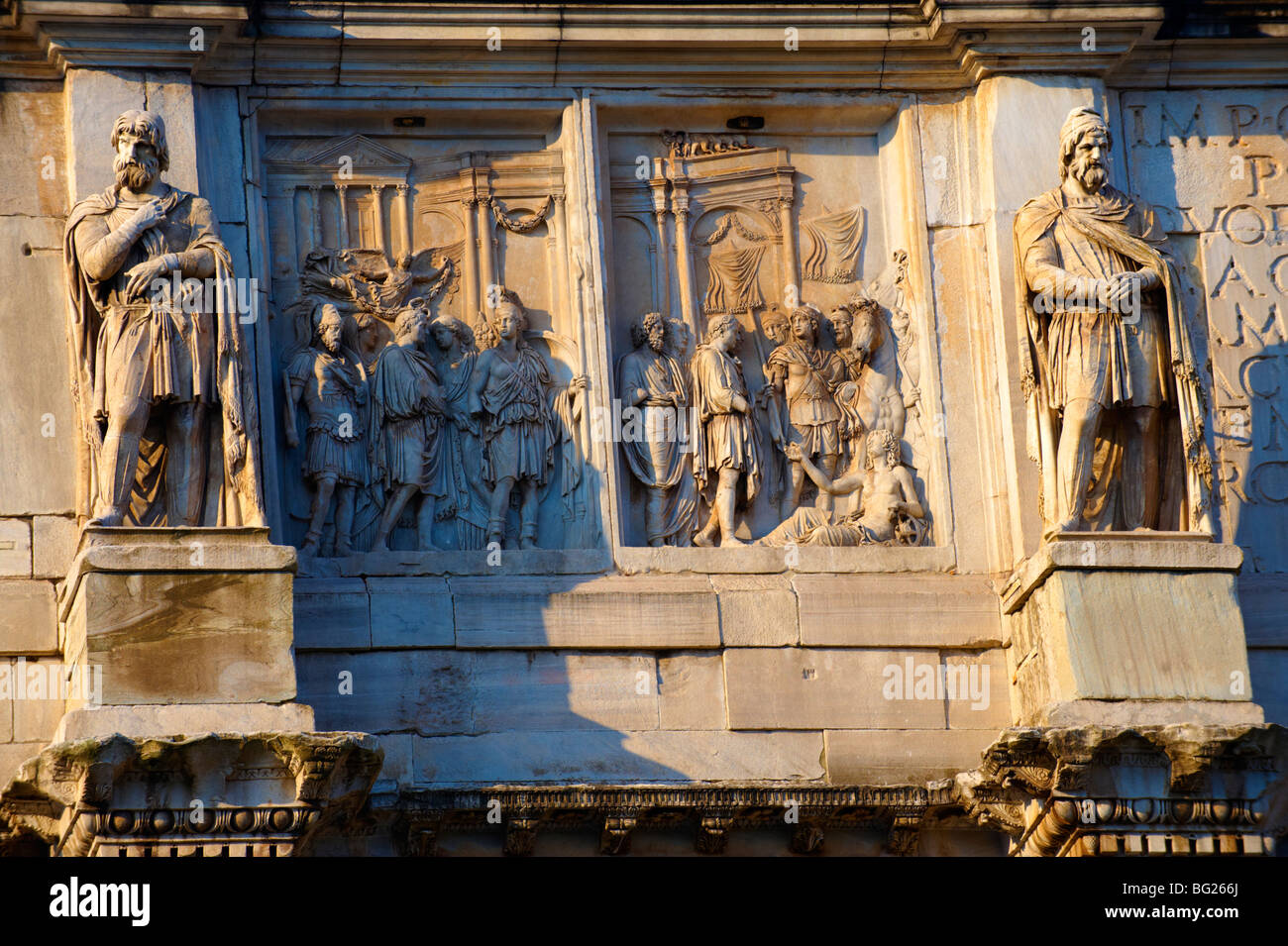 Roman decorazioni scultoree sull arco di Costantino costruito per celebrare la vittoria su Massenzio . Roma. Roma Foto Stock