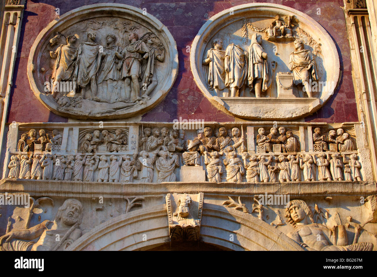 Roman decorazioni scultoree sull arco di Costantino costruito per celebrare la vittoria su Massenzio . Roma. Roma Foto Stock