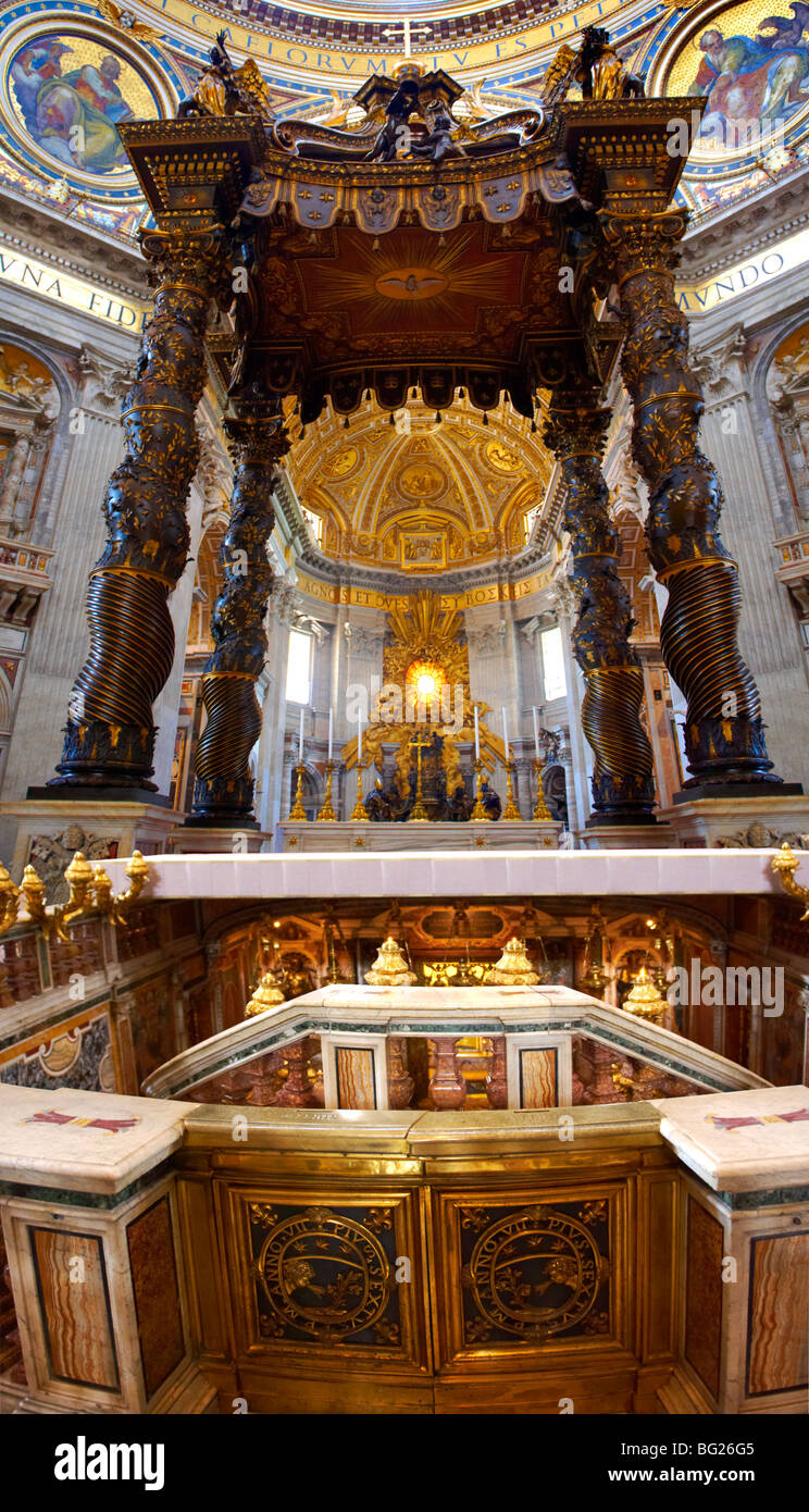 Tettoia barocca () baldacchino del Bernini nella Basilica di San Pietro, il Vaticano, Roma Foto Stock