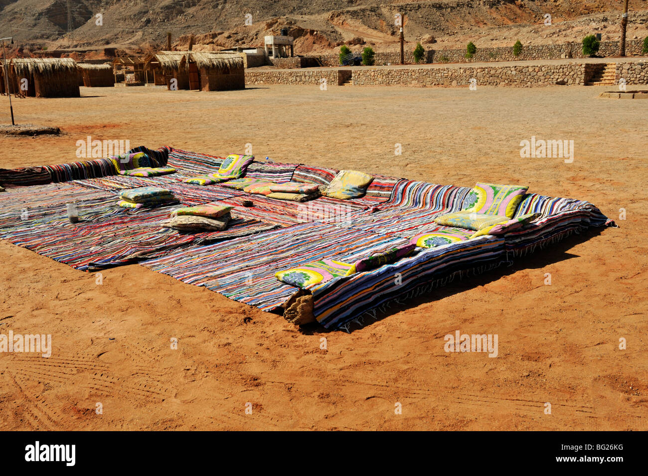 Bedouin campeggio turistico sulla spiaggia con tappeti a poggiare su, Nuweiba, Sinai, Egitto Foto Stock