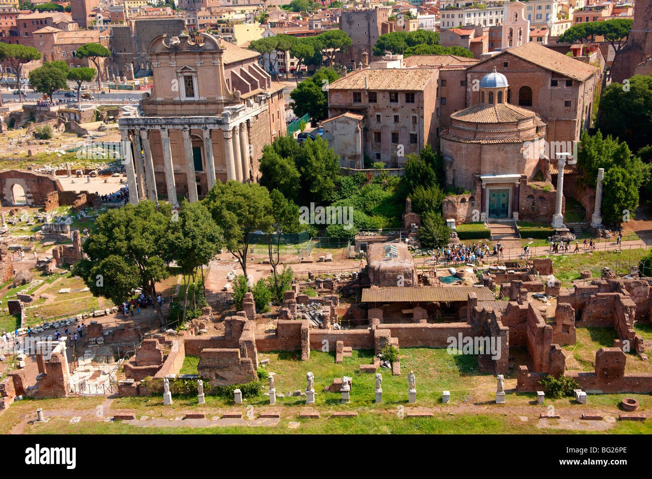 Vista del Forum con il Tempio di Antonino e Faustina ( a sinistra) e il Tempio di Venere e Roma (a destra). Roma Foto Stock