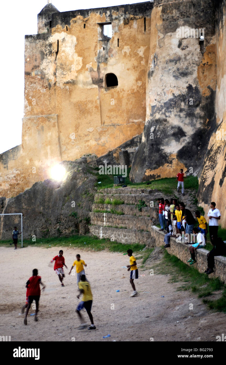 Il calcio a Fort Jesus, Città Vecchia, Mombasa, in Kenya Foto Stock