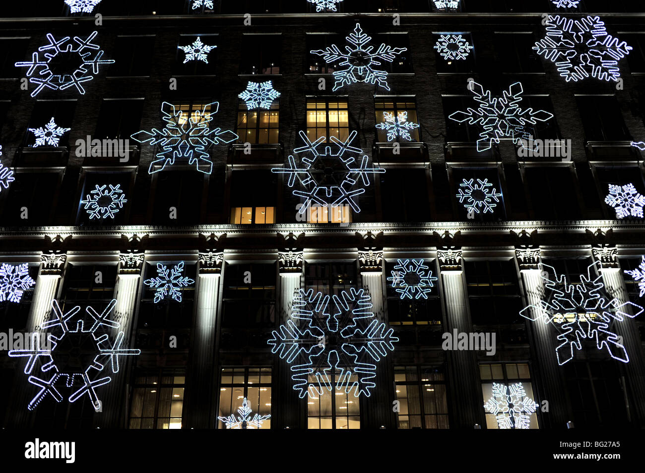 Le luci di Natale e le decorazioni su Saks Store nella Fifth Avenue di New York STATI UNITI D'AMERICA Foto Stock
