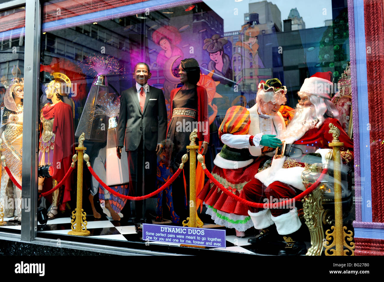 Una delle finestre di Natale a Bloomingdale's store a New York con il tema Dynamic Duo incl. il Obamas Foto Stock