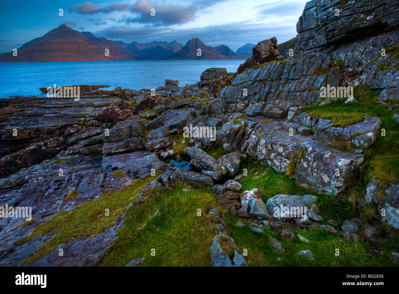 La Scozia, Isola di Skye, Elgol. Guardando attraverso la costa rocciosa a nord di Elgol verso le vette del Black Cuillins. Foto Stock