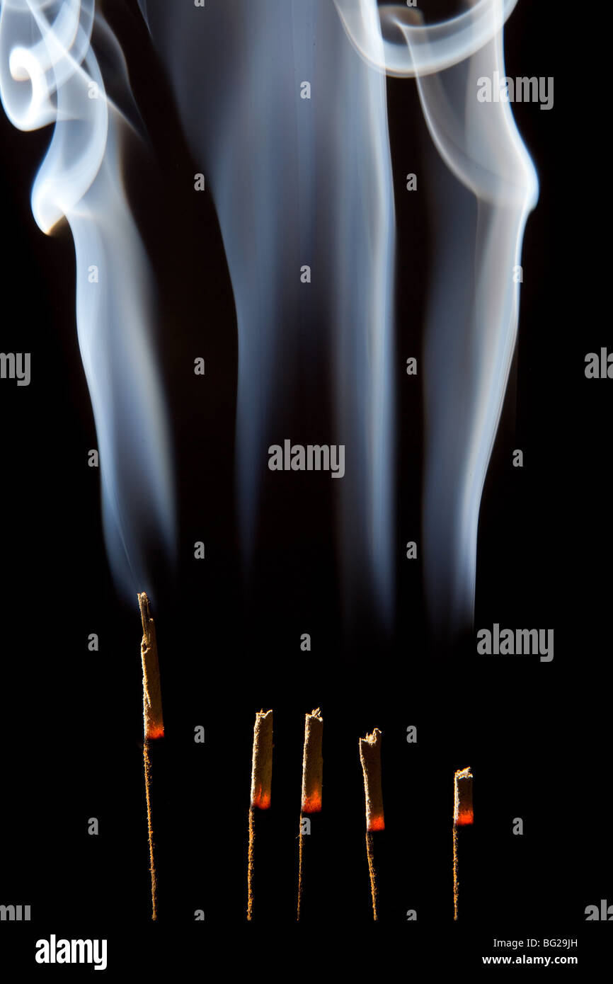 Bruciare incenso con belle dei fumi e wisps Foto Stock
