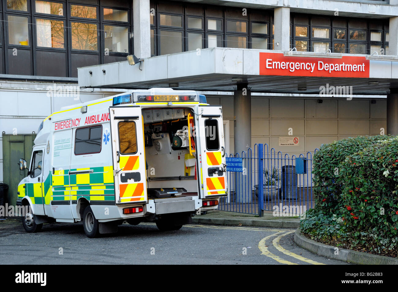 Dipartimento di emergenza con ambulanza ospedale Whittington Highgate Hill Archway Islington Londra Inghilterra REGNO UNITO Foto Stock