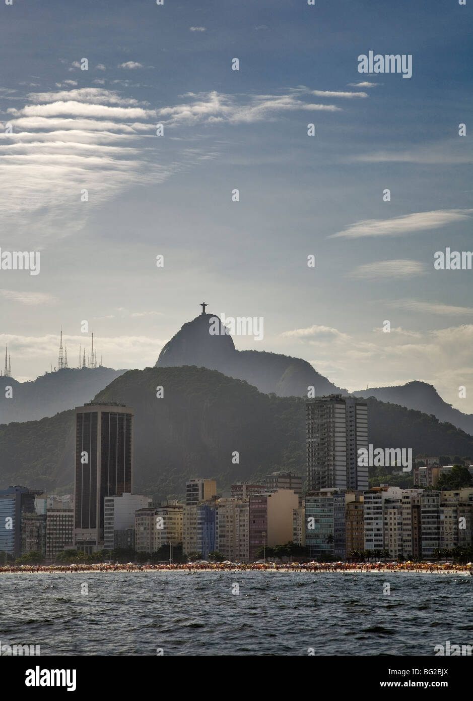 Vista della spiaggia di Copacabana, edifici e Cristo redentore dal mare. Rio de Janeiro in Brasile. Foto Stock
