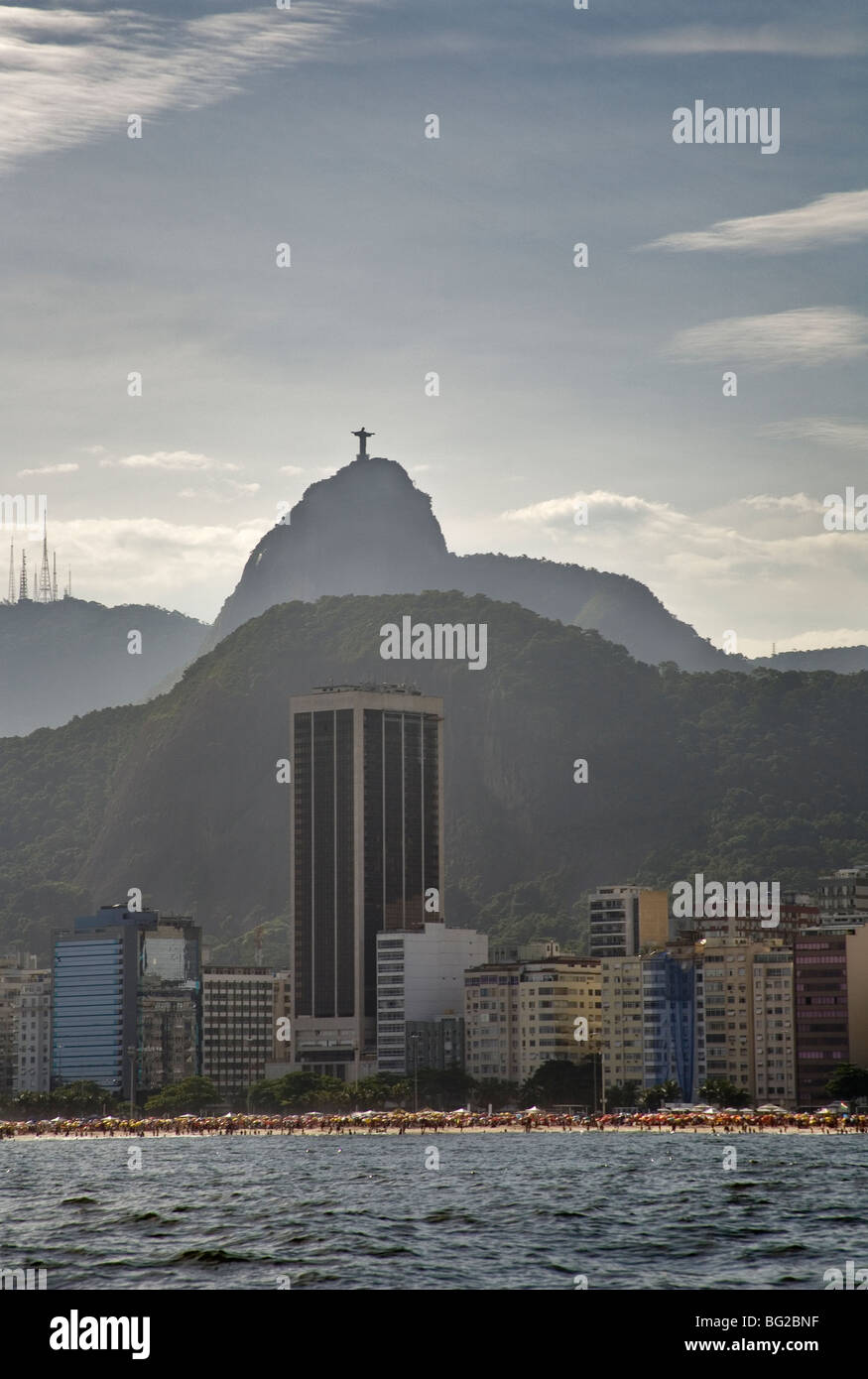 Vista della spiaggia di Copacabana, edifici e Cristo redentore dal mare. Rio de Janeiro in Brasile. Foto Stock