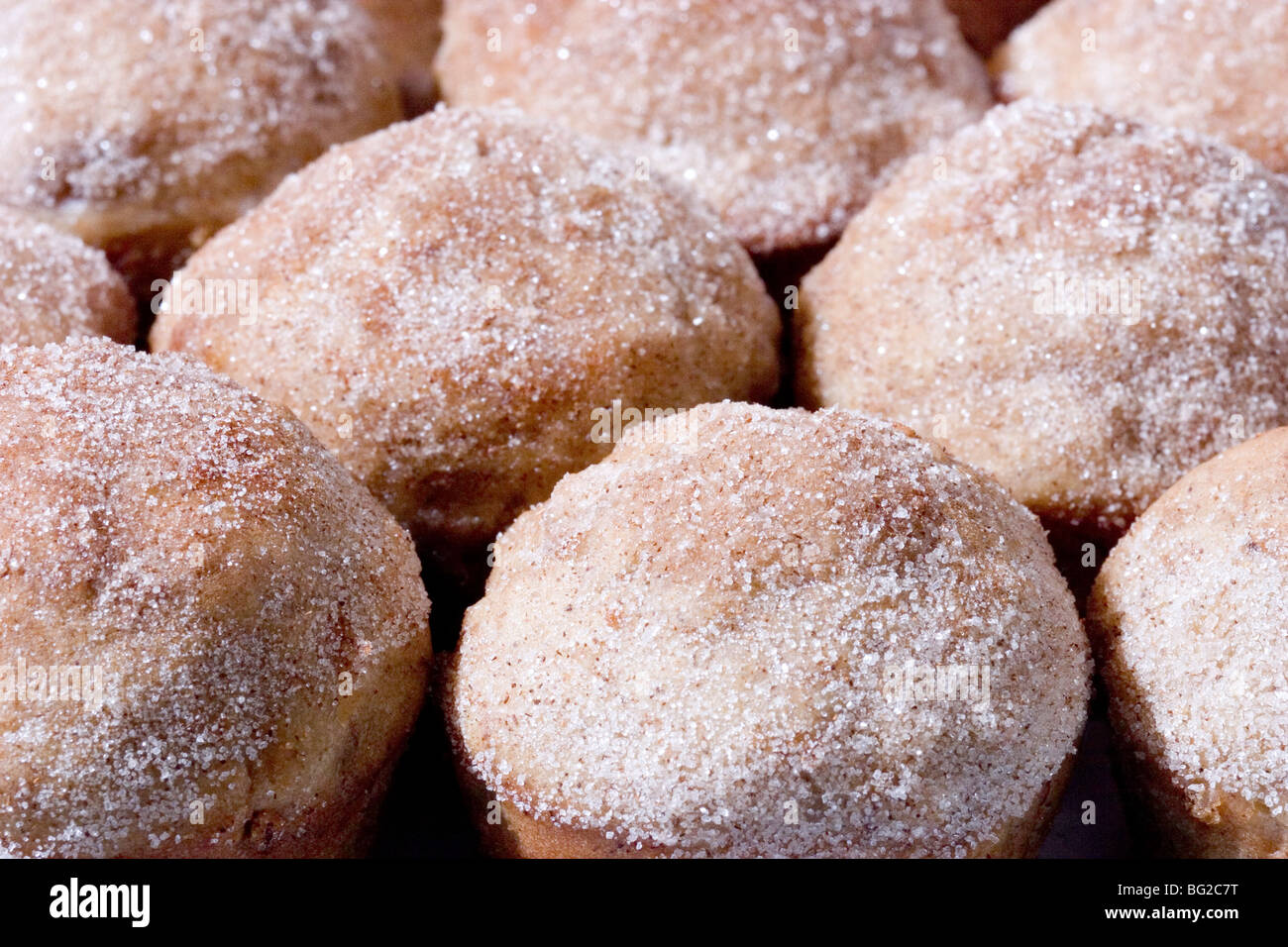 Zucchero e cannella rivestito di banana e Noci Macadamia muffin Foto Stock